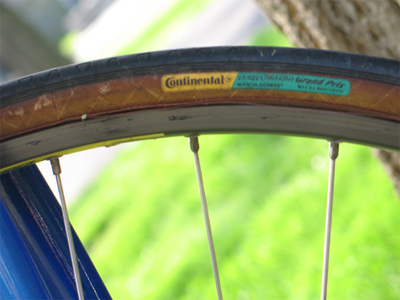 Picture of the tires of the Cannondale SR400
